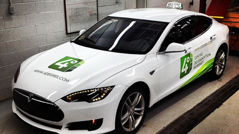 Un taxi Tesla Model S prend la route à Québec. 4Degrés le commandite. 