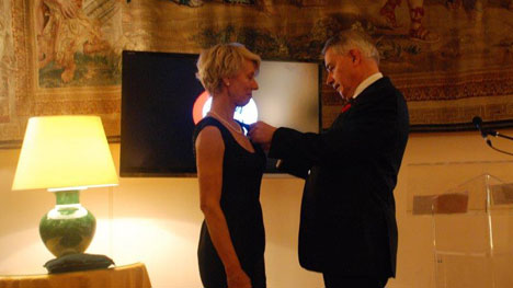 Josette D. Normandeau reçoit les insignes de Chevalier dans l’Ordre des Arts et des Lettres de la France 