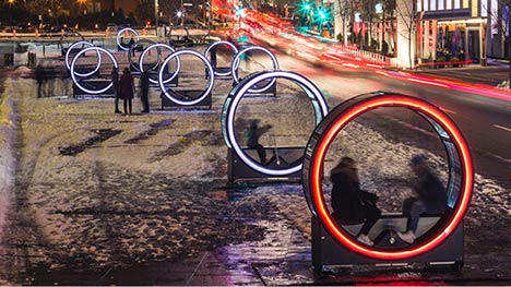 Les roues géantes et lumineuses de « Loop » envahissent la Place des Festivals