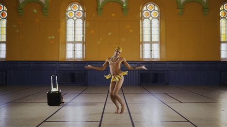 Flamant rend hommage à « Banana Dance » de Joséphine Baker