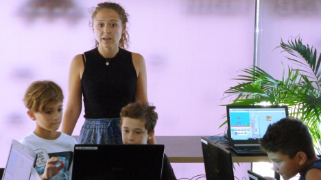 Ketty-Charlotte Tirbois présente le logiciel Scratch pour les Ateliers de création numérique