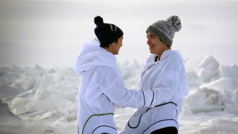 Deux adolescentes inuits tournent un premier film qui fera sa première mondiale à Sundance