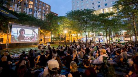 Le Cinéma urbain salue différentes cultures à la Place de la Paix dans le Quartier des spectacles