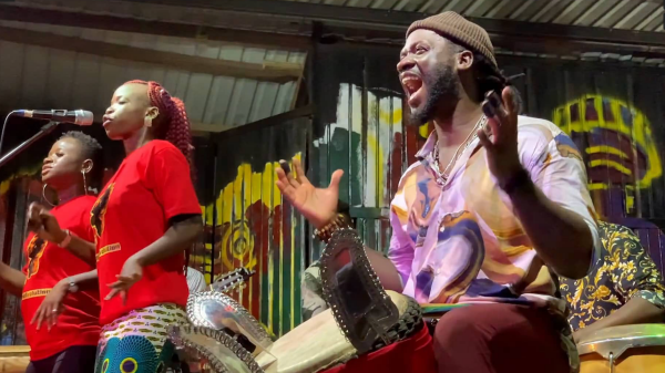 « L’appel du djembé », la récit inspirant et humain d’un musicien guinéen
