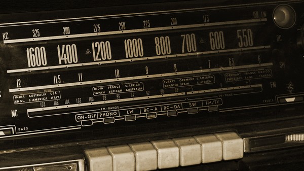Politique sur la radio commerciale : l’ADISQ dénonce les demandes des radiodiffuseurs