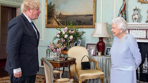 En hommage à Élisabeth II, Télé-Québec diffusera le documentaire « Downing Street au service de Sa Majesté ? »