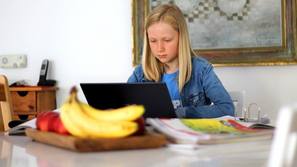 Une nouvelle étude lève le voile sur la vie en ligne des jeunes pendant la pandémie