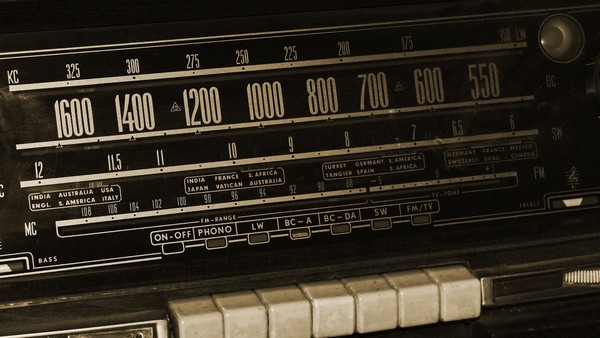 Politique révisée sur la radio commerciale : L’ADISQ salue des choix forts pour la visibilité de notre musique