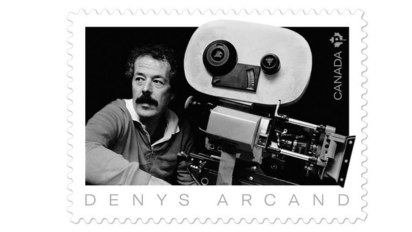 Un nouveau timbre rend hommage au cinéaste canadien Denys Arcand