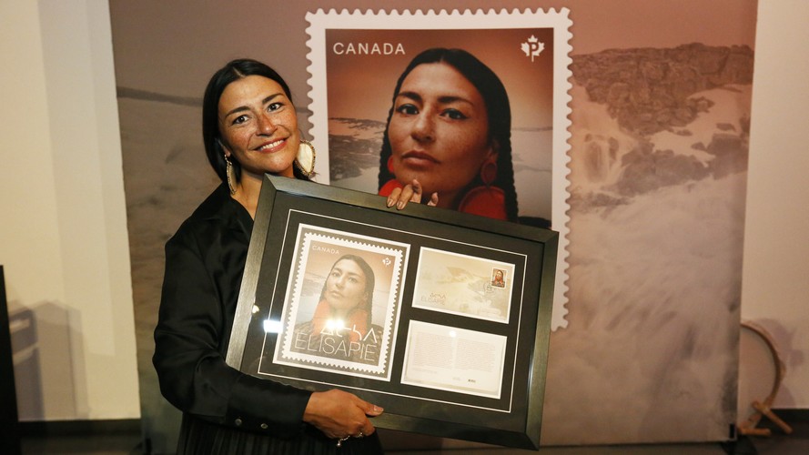 Postes Canada lance un timbre en hommage à Elisapie, autrice, compositrice, interprète, cinéaste et activiste inuk