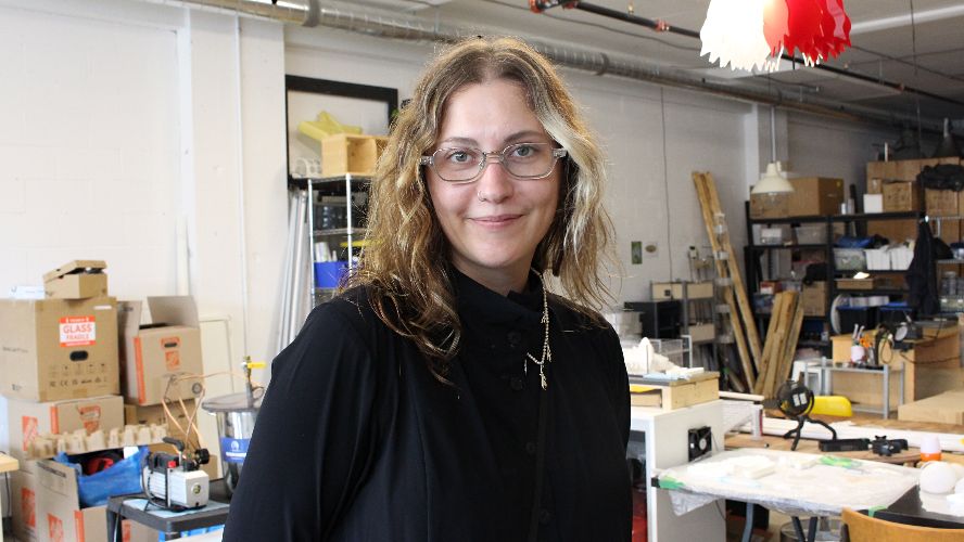 Grâce à la&nbsp;robotique molle, l’artiste Emma Forgues explore la relation entre le corps et la technologie