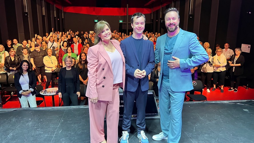 Benjamin Gratton rejoint ses parents, Patricia Paquin et Mathieu Gratton, sur scène pour « Les EXséparables »