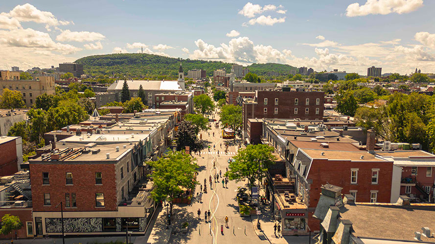 Faire le plein d’été sur l’Avenue du Mont-Royal, c’est s’offrir des vacances chez soi