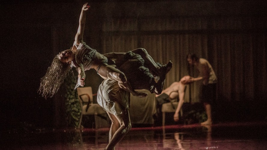Peeping Tom présente « Triptych » : trois huis clos où la danse côtoie l’extravagance